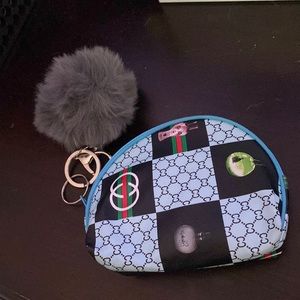 Coin purse for keys with pom pom